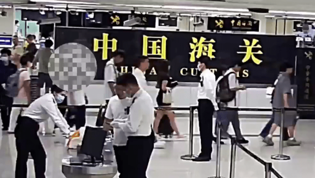 男性旅客罗湖口岸被截查。